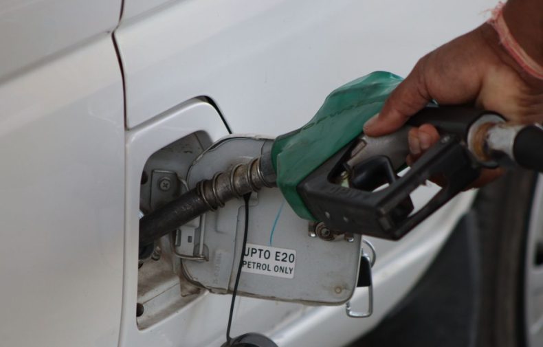 Vehicle being refuelled during changing fuel-cost conditions