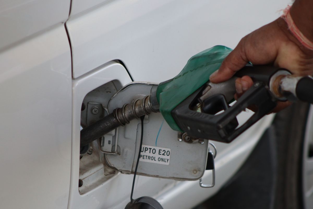 Vehicle being refuelled during changing fuel-cost conditions